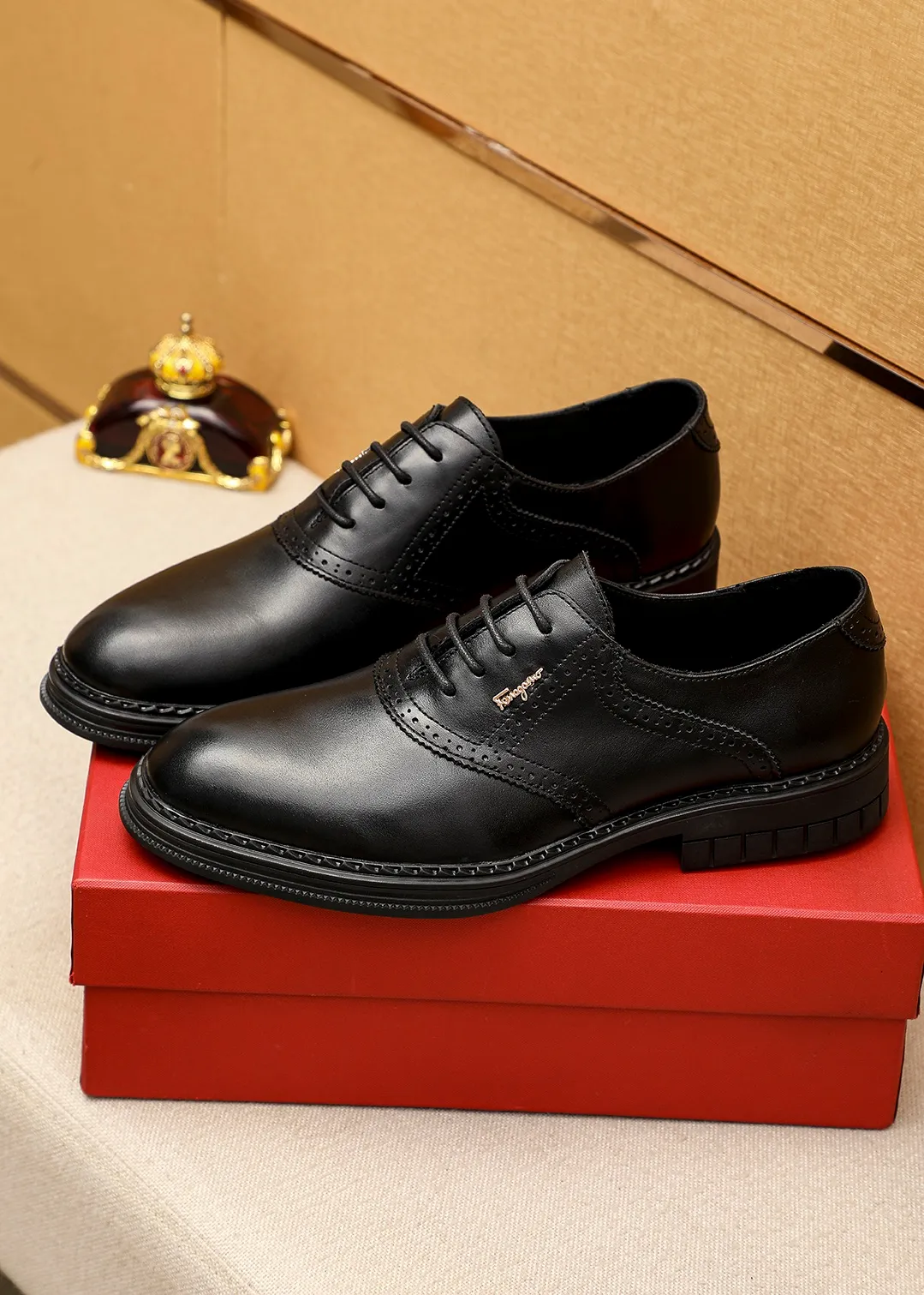 Men's shoes 💰462 💐 Product trademark: Ferragamo "Ferragamo" business leather shoes Regular size: 38-44 (45.46🉑️customized) Product materials: Selected imported first-layer calfskin upper, imported water-dyed cowhide leather lining. Strong three-dimensional visual effect, rubber outsole Color: 1⃣️color optional